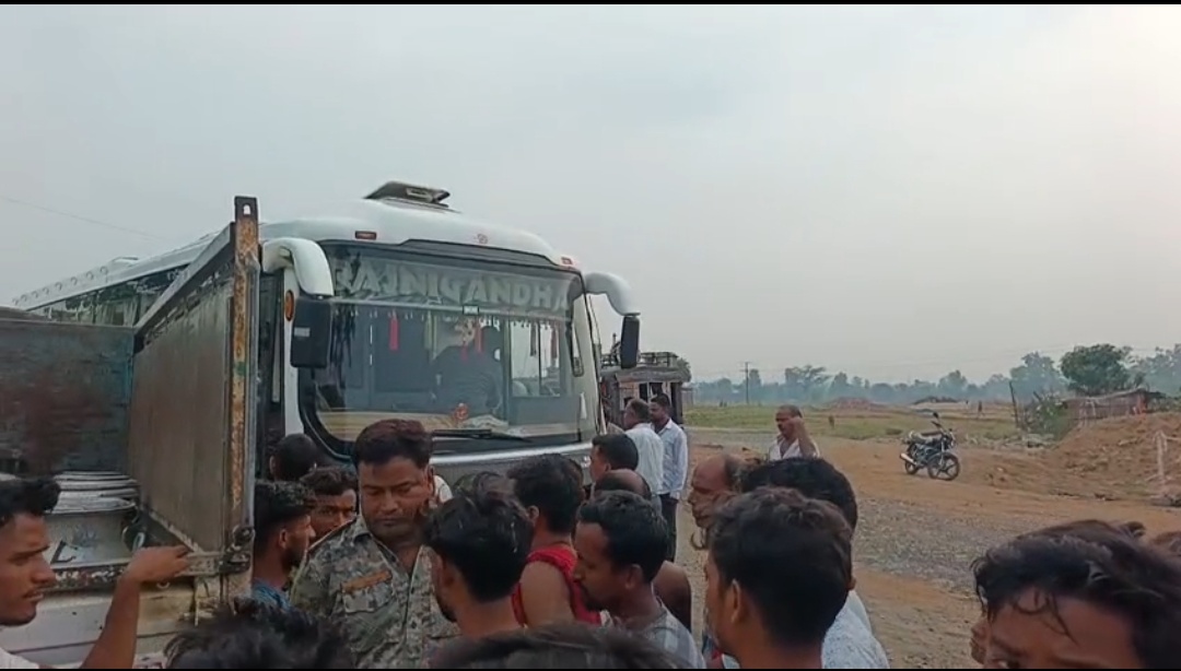 पलामू में बड़ा सड़क हादसा टला: खामडीह में रजनीगंधा बस और पिकअप की टक्कर, ओवरटेक के दौरान हुई दुर्घटना
