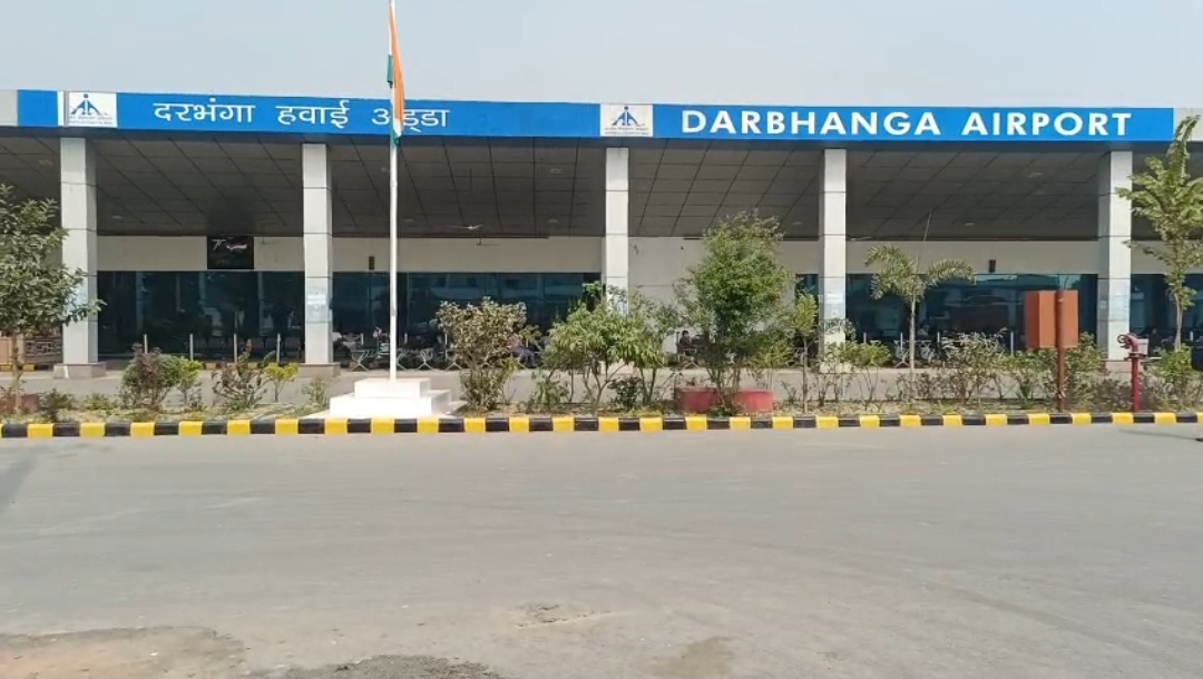 दरभंगा एयरपोर्ट पर बड़ा हादसा टला: लैंडिंग के दौरान स्पाइसजेट विमान का टायर फटा, कई उड़ानें हुईं प्रभावित