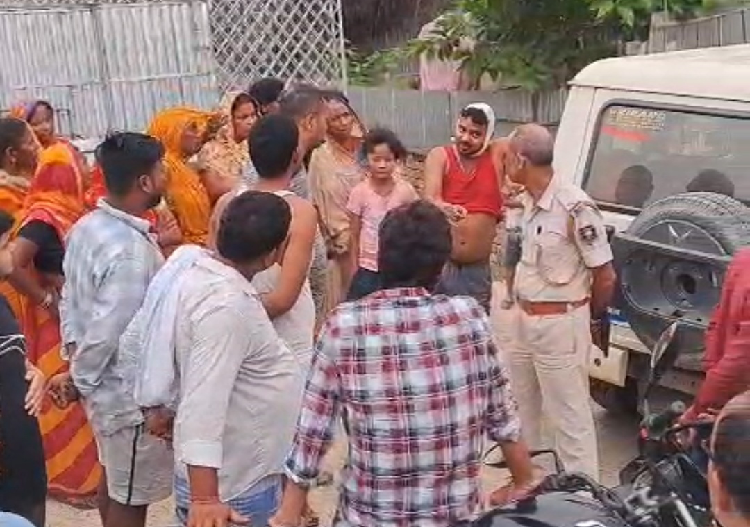 सिमरी बख्तियारपुर में डॉक्टर के घर लाखों की चोरी, विरोध करने पर बेटे पर कट्टे की बट से हमला, हथियार छोड़कर फरार हुए बदमाश