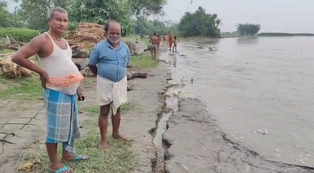 सहरसा में कोसी का कहर: रसलपुर की 200 घरों की बस्ती पर मंडराया कटाव का खतरा, ग्रामीणों ने प्रशासन से लगाई गुहार