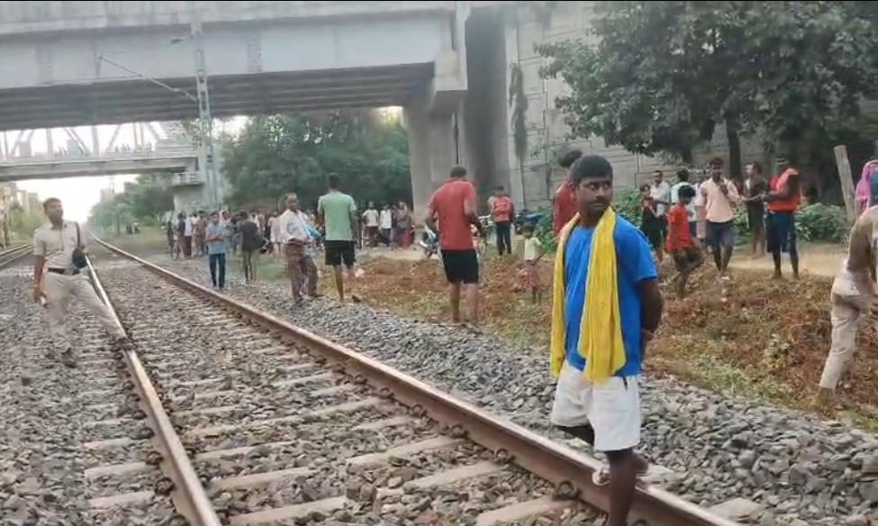 पति-पत्नी के विवाद के बाद युवक ने ट्रेन से कटकर दी जान, चार बच्चों के सिर से उठा पिता का साया