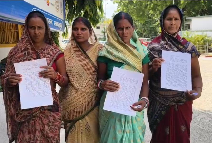 बार-बार सड़क पर अतिक्रमण से परेशान ग्रामीण, डीएम से लगाई स्थायी समाधान की गुहार