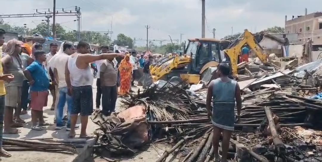 सबौर में अतिक्रमण पर चला बुलडोजर, प्रखंड कार्यालय के सामने आधा दर्जन अवैध दुकानें और मकान ध्वस्त