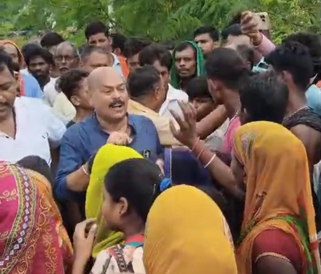 भीषण सड़क हादसा : तेज रफ्तार हाइवा का टायर फटा, झोपड़ियों पर पलटी गाड़ी; 3 की मौत, 6 से अधिक घायल, 102 एम्बुलेंस बनी देवदूत