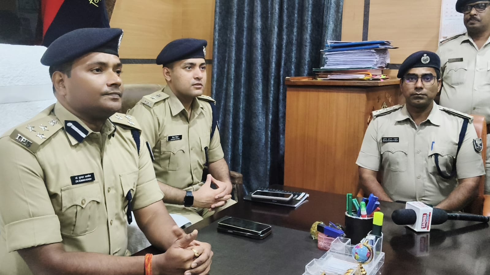 अपना बिहार झारखंड की खबर का हुआ असर: सलखुआ थाना अध्यक्ष समेत 10 पुलिसकर्मी निलंबित, कथित दलाल गिरफ्तार