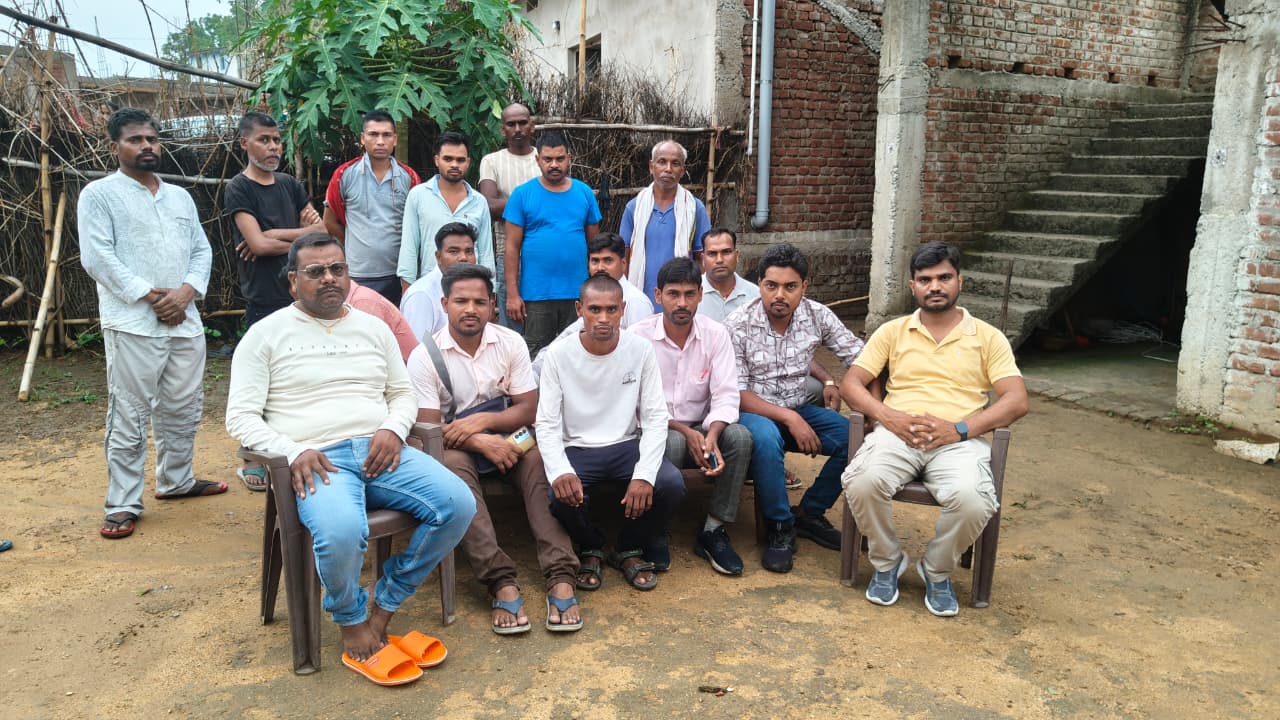 पलामू: राष्ट्रीय मौर्य सेना ने शोकाकुल परिवार का थामा हाथ, ₹20 हजार की आर्थिक सहायता और रक्तदान का दिया भरोसा