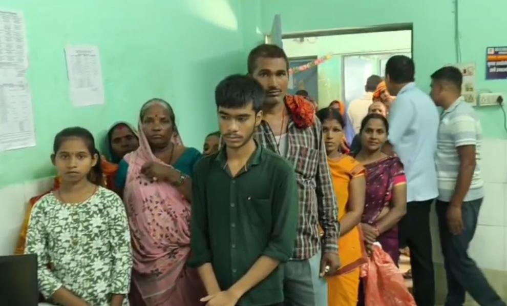 पीरपैंती रेफरल अस्पताल में डॉक्टरों की कमी, दो चिकित्सकों के भरोसे चली ओपीडी; मरीज घंटों लाइन में खड़े रहने को मजबूर