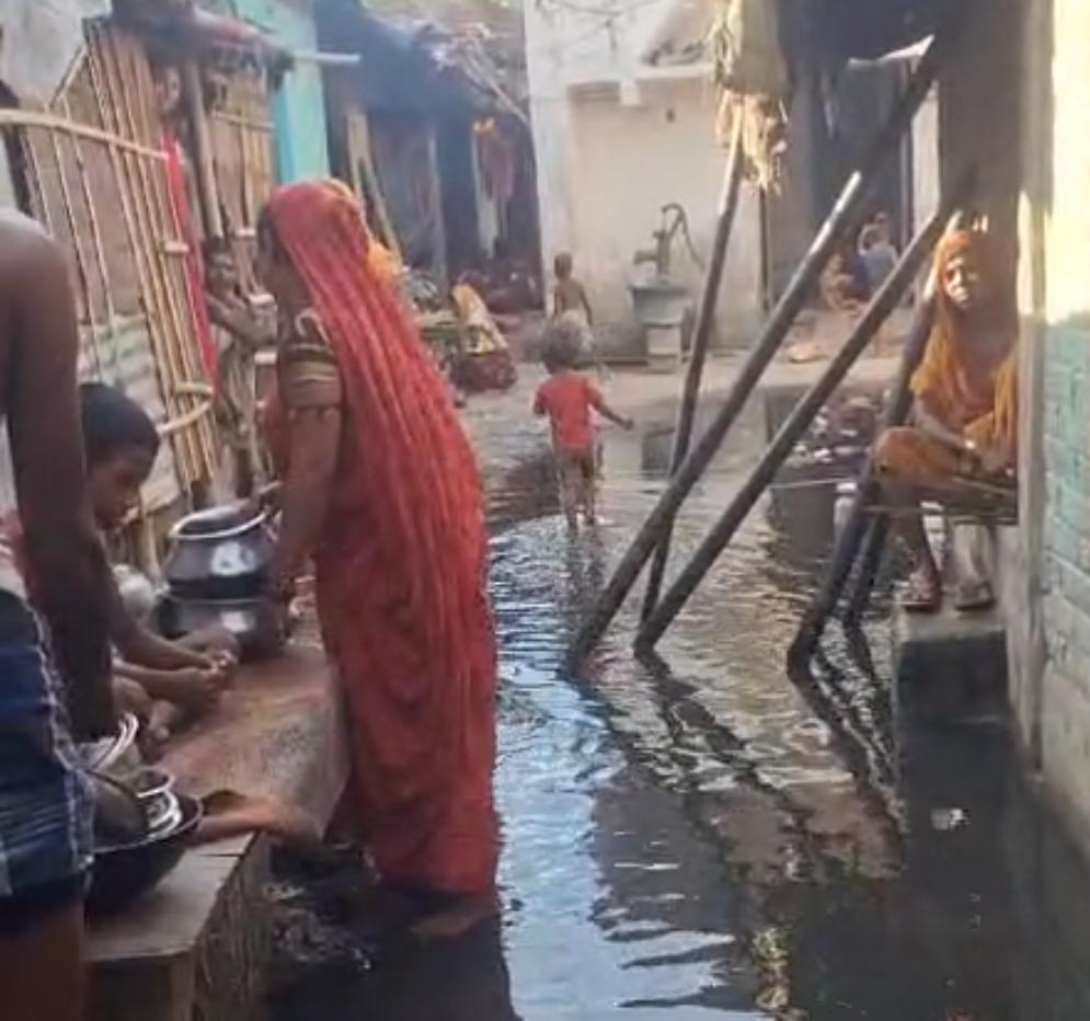 बलहा गांव के महादलित टोला में जलजमाव से बढ़ी मुश्किलें, 50 परिवार गंदगी और संक्रमण के खतरे में