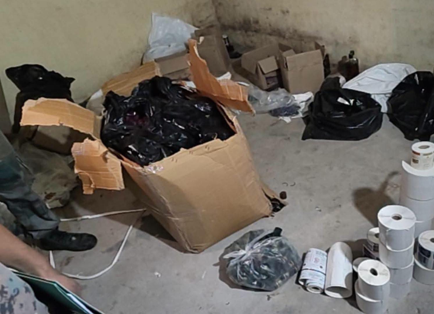 पलामू में अवैध शराब बनाने के अड्डे पर पुलिस की छापेमारी, उपकरण और फर्जी स्टीकर बरामद, तस्करों की तलाश जारी