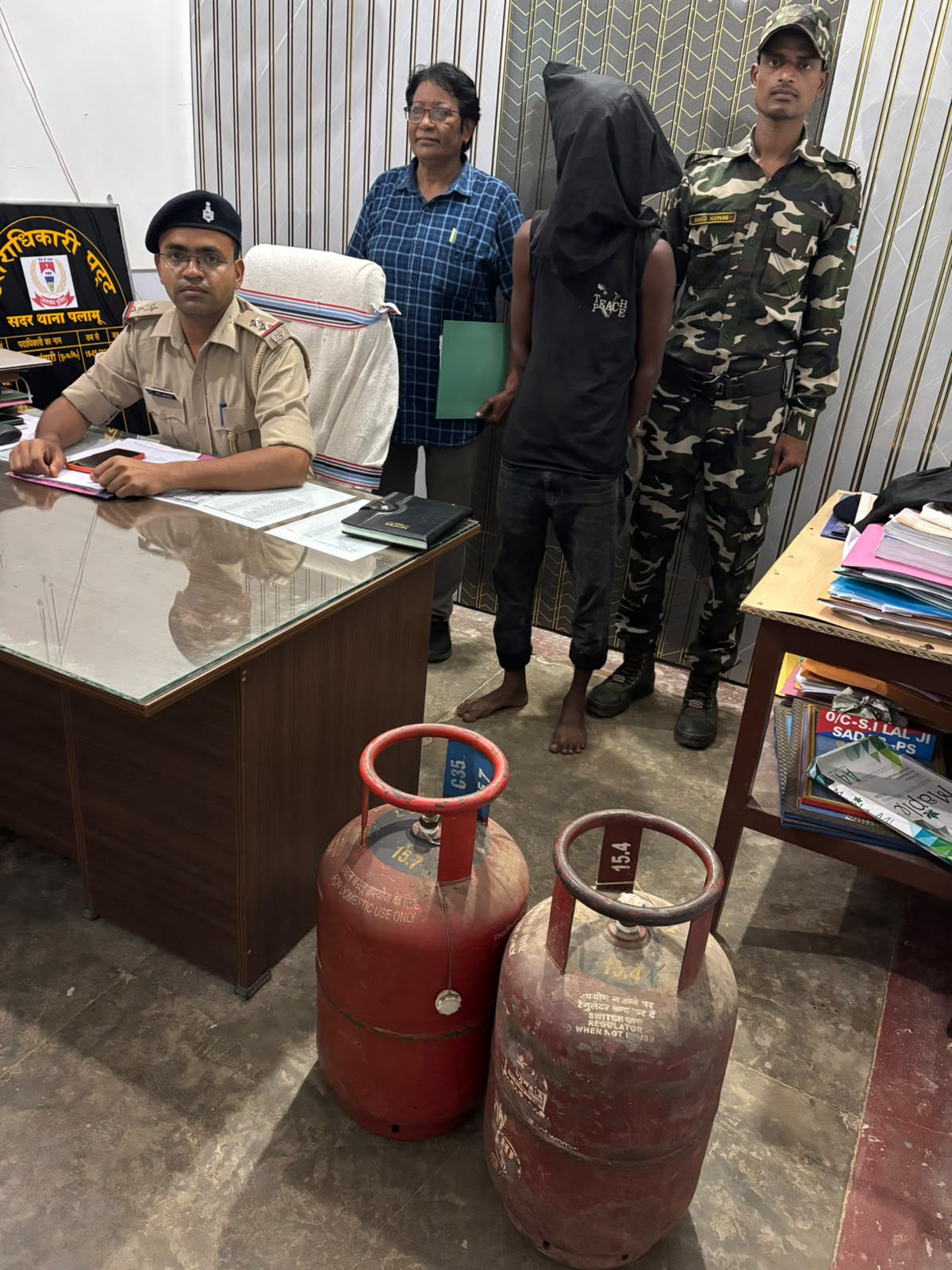 मेडिकल कॉलेज की रेकी करते शातिर चोर गिरफ्तार, चोरी के दो गैस सिलेंडर बरामद