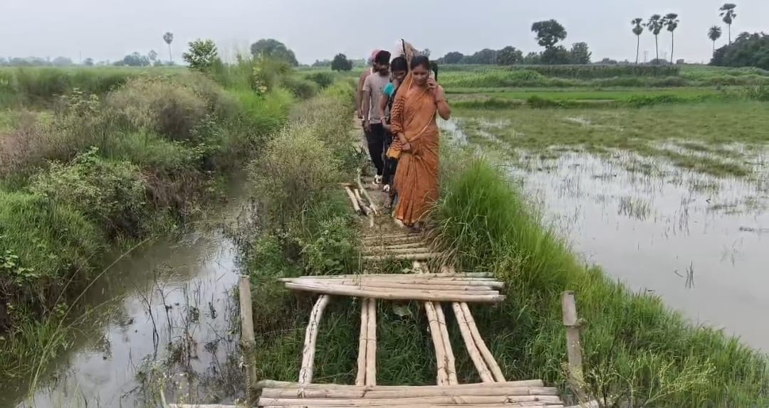 8 दशक बाद भी सड़क का इंतजार: भागलपुर के वंशीचक गांव में बारिश बनती है सबसे बड़ी मुसीबत