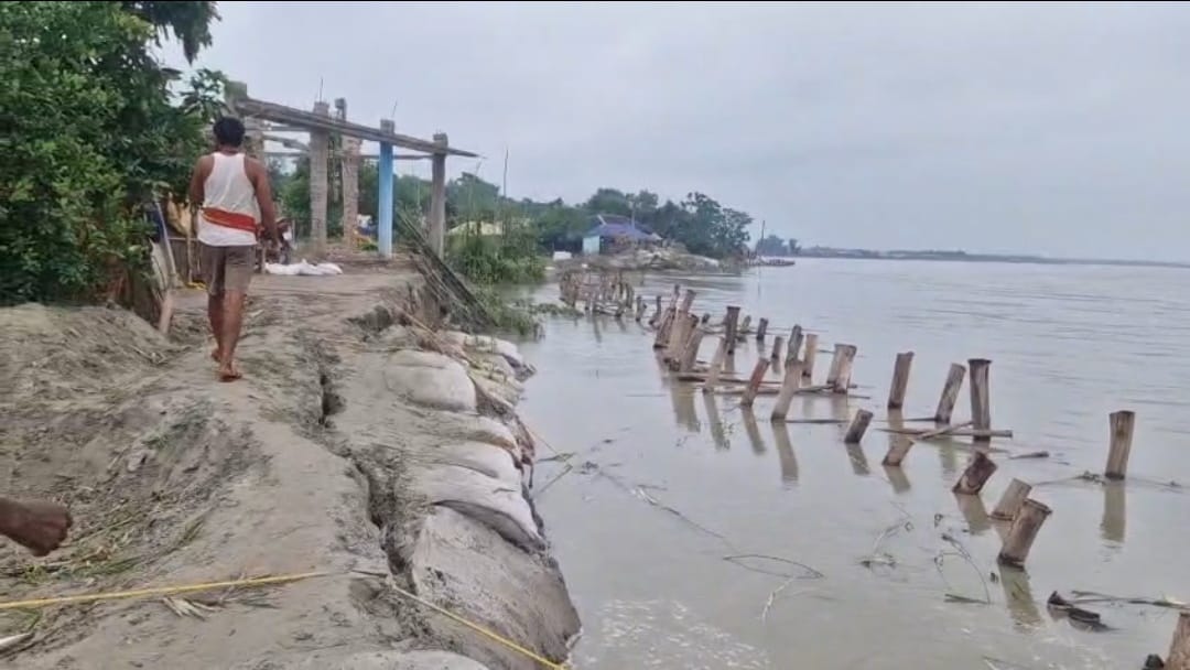कोसी के हल्के बहाव में बह गई करोड़ों की कटाव निरोधक योजना! निर्माण गुणवत्ता पर उठे सवाल, ग्रामीणों ने मांगी उच्चस्तरीय जांच