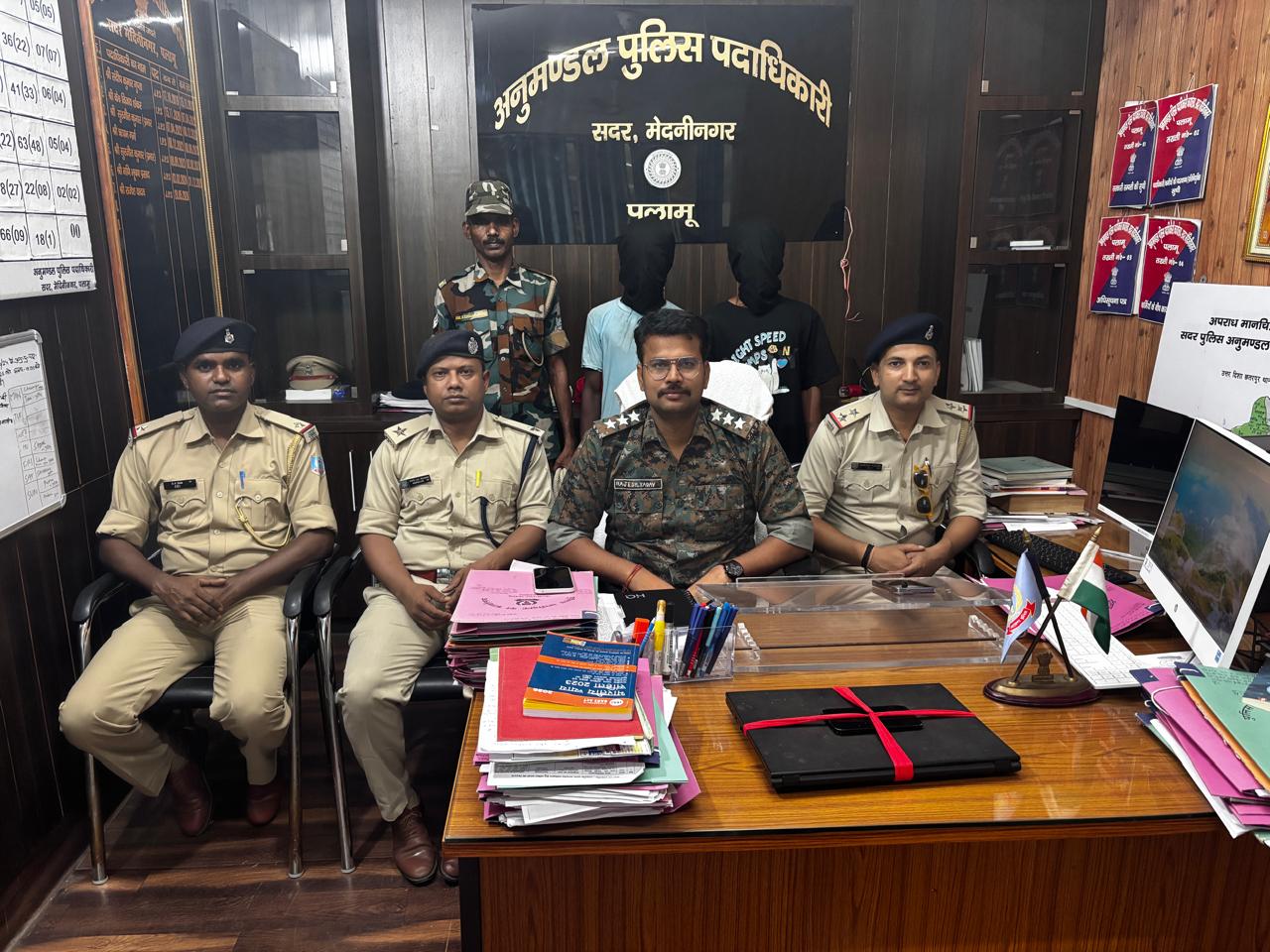 पलामू पुलिस की बड़ी सफलता: चोरी का खुलासा, दो आरोपी गिरफ्तार; लैपटॉप, iPhone-13 और बाइक बरामद