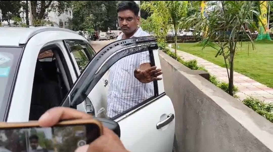 धनबाद में दिनदहाड़े कार का शीशा तोड़कर चोरी, लैपटॉप, मोबाइल और नकदी समेत करीब 2 लाख की संपत्ति लेकर फरार