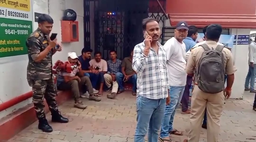 मैथन में छापेमारी से लौट रही पुलिस टीम की गाड़ी ट्रेलर से टकराई, एक जवान की मौत; तीन घायल