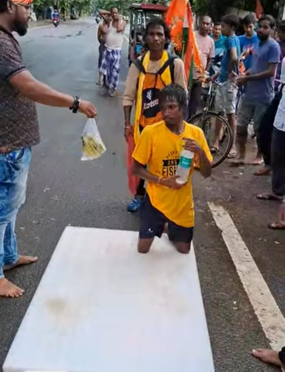आस्था की मिसाल: 160 किमी की साष्टांग दंडी यात्रा पर निकले बंगाल के शिवभक्त कुणाल, नाला में हुआ भव्य स्वागत