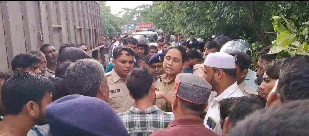 भागलपुर में भीषण सड़क हादसा: तेज रफ्तार ट्रक की चपेट में आई बाइक, महिला की मौके पर मौत, दो गंभीर घायल