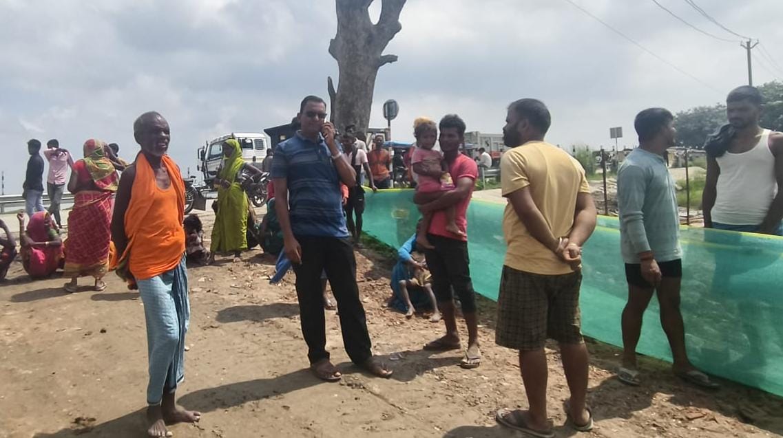 बढ़ुआ जलाशय परियोजना के विरोध में ग्रामीणों का प्रदर्शन, आम रास्ता बहाल करने के आश्वासन के बाद शुरू हुआ काम