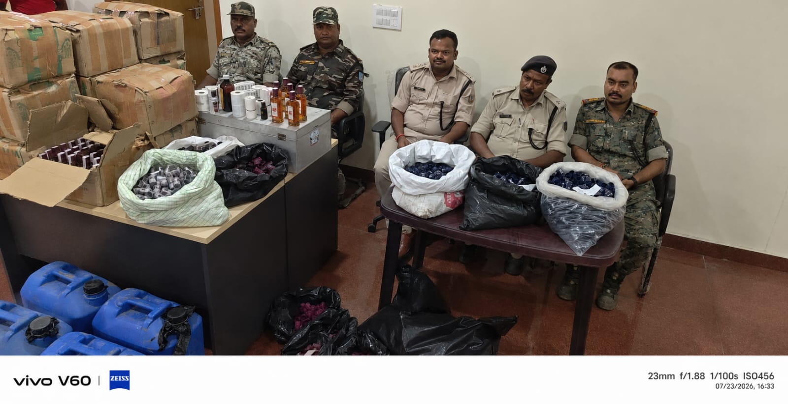 पलामू में अवैध अंग्रेजी शराब फैक्ट्री का भंडाफोड़, भारी मात्रा में शराब, स्प्रिट और नकली सामग्री जब्त