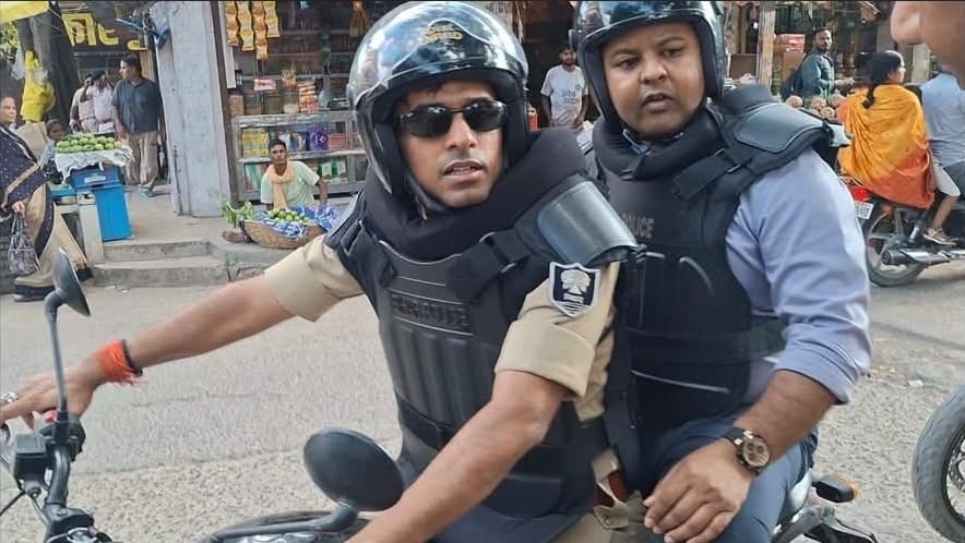 गोपालगंज में डीएम-एसपी की अनोखी पहल, VIP कल्चर छोड़ बुलेट से किया शहर का दौरा
