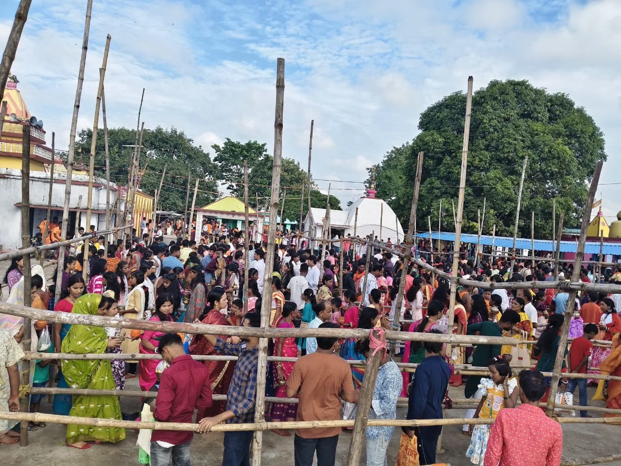 श्रावण की दूसरी सोमवारी पर देवलेश्वर धाम में उमड़ा आस्था का जनसैलाब, घंटे भर कतार में लगकर श्रद्धालुओं ने किया जलाभिषेक