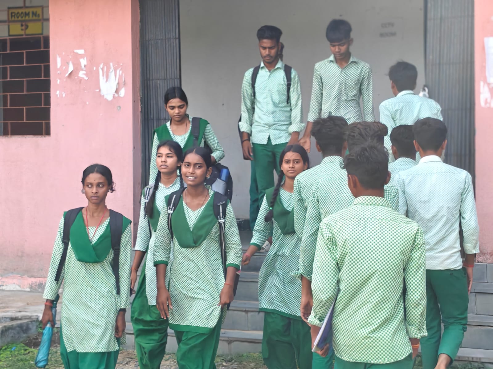 1500 छात्रों पर सिर्फ 21 शिक्षक! बोकारो के इस स्कूल में शिक्षक संकट से ठप हो रही पढ़ाई