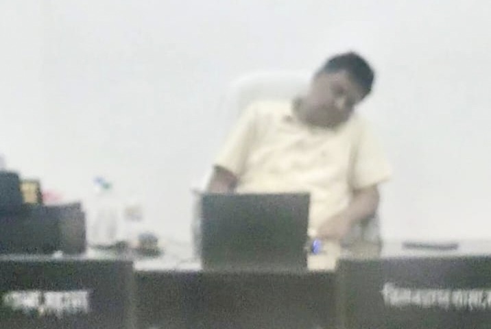सहरसा: कार्यालय समय में सोते दिखे जिला आपूर्ति पदाधिकारी, वीडियो वायरल होने पर हंगामा; ADM ने दिए जांच के आदेश