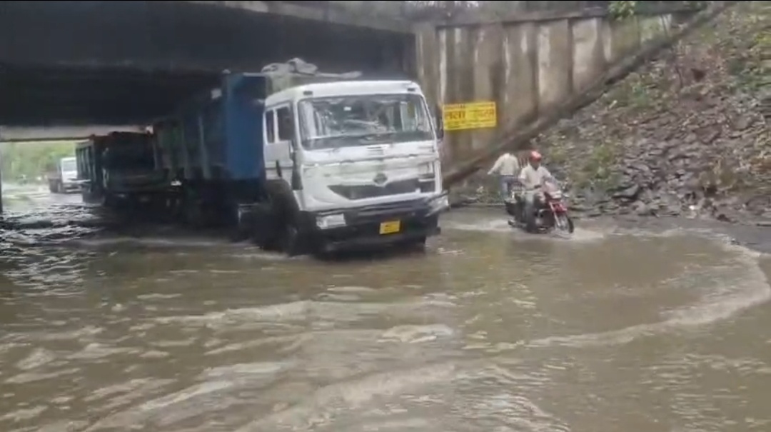 बारिश में फिर डूबा सीजेड गेट रेलवे अंडरपास, जलजमाव से थमी आवाजाही; स्थायी समाधान की मांग तेज
