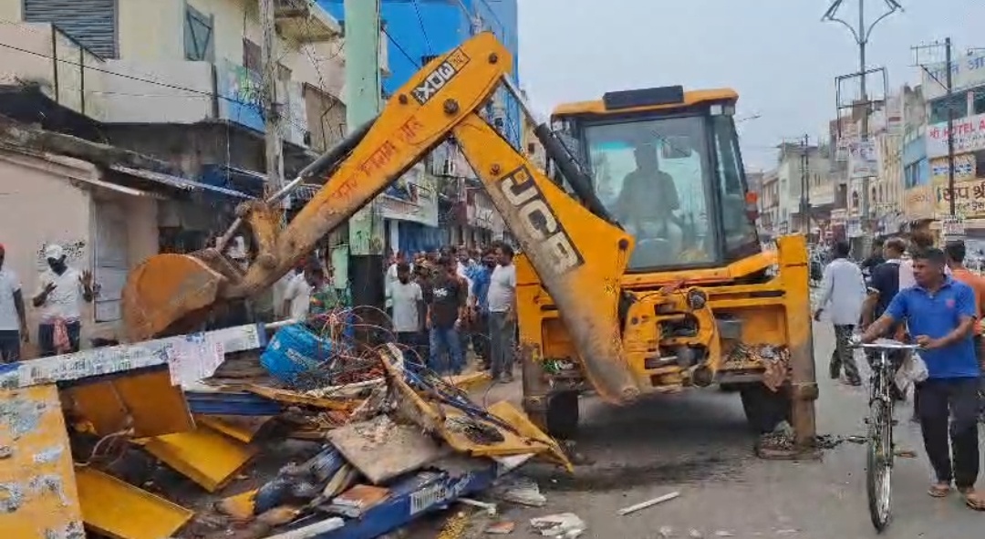 बोकारो: चास चेकपोस्ट पर चला अतिक्रमण हटाओ अभियान, मेयर बोले- शहर का सौंदर्यीकरण हमारी प्राथमिकता