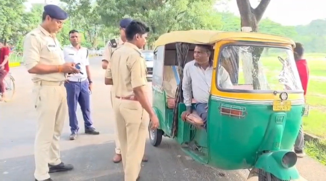 बोकारो में ट्रैफिक पुलिस का सघन जांच अभियान, 29 ऑटो जब्त; 150 वाहनों की हुई जांच