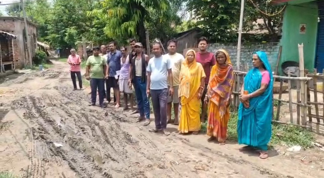 सहरसा के नवहट्टा नगर पंचायत में सड़क, नाली और जलजमाव से परेशान लोगों का प्रदर्शन, होल्डिंग टैक्स के बावजूद सुविधाएं नहीं मिलने का आरोप
