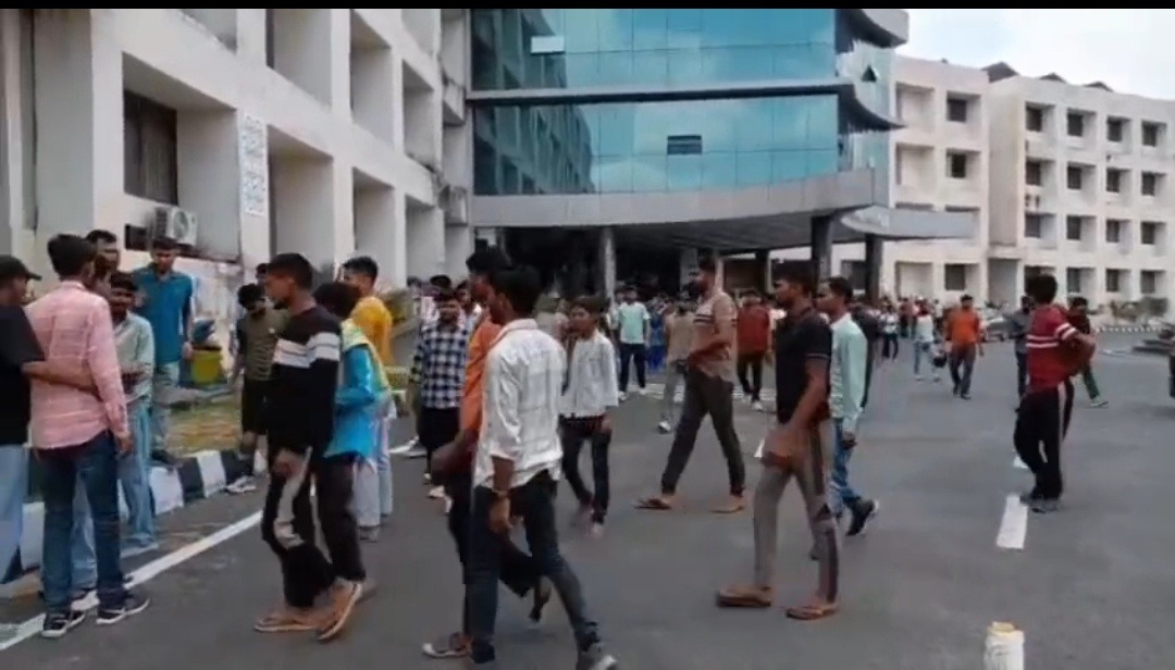 धनबाद में चयनित होमगार्ड अभ्यर्थियों ने उपायुक्त से की मुलाकात, मेडिकल और डॉक्यूमेंट वेरिफिकेशन जल्द कराने की मांग