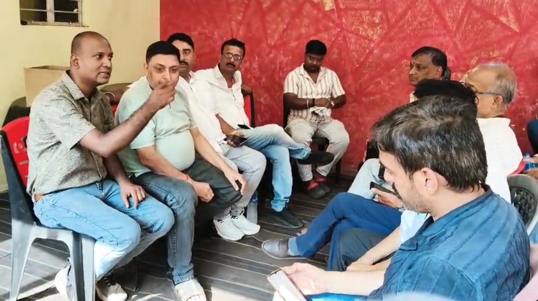 धनबाद में दवा चोरी का खुलासा, कर्मचारी गिरफ्तार; व्यवसायियों ने बनाई संयुक्त रणनीति, सख्त कार्रवाई की मांग