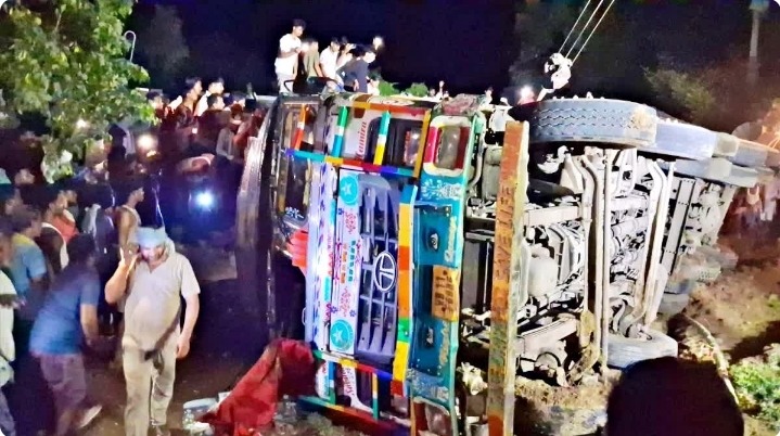 बांका में तेज रफ्तार हाइवा का कहर: 6 साल के मासूम समेत 6 भैंसों की मौत, विरोध के दौरान पुलिस पर हमला