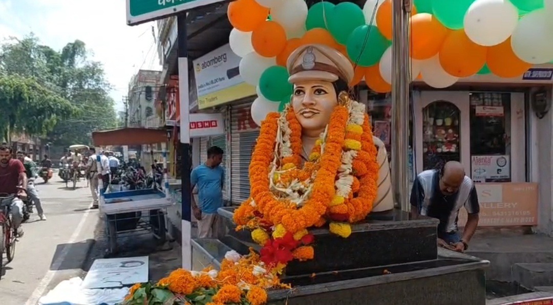 शहीद 2nd कमांडेंट हीरा कुमार झा की 12वीं पुण्यतिथि पर श्रद्धांजलि, सीआरपीएफ ने शहादत को किया नमन