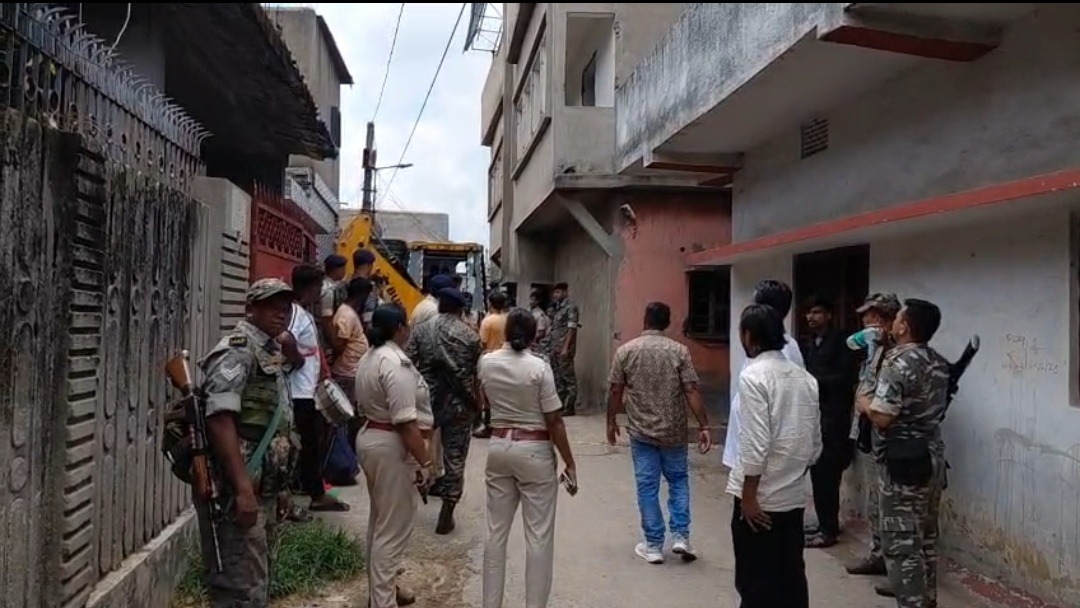 धनबाद में पहली बार अपराधी के घर पर चला बुलडोजर, फरार गैंगस्टर प्रिंस खान के भाई के मकान पर कुर्की-जब्ती