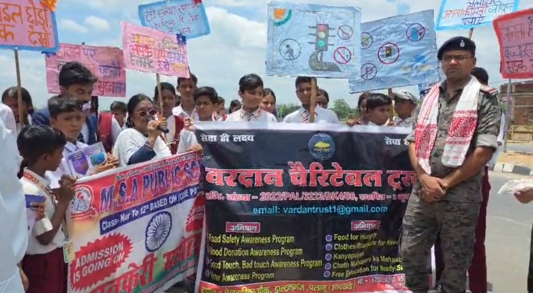पोखराहा फोरलेन पर सड़क सुरक्षा जागरूकता अभियान, स्कूली बच्चों ने दिया सुरक्षित यातायात का संदेश