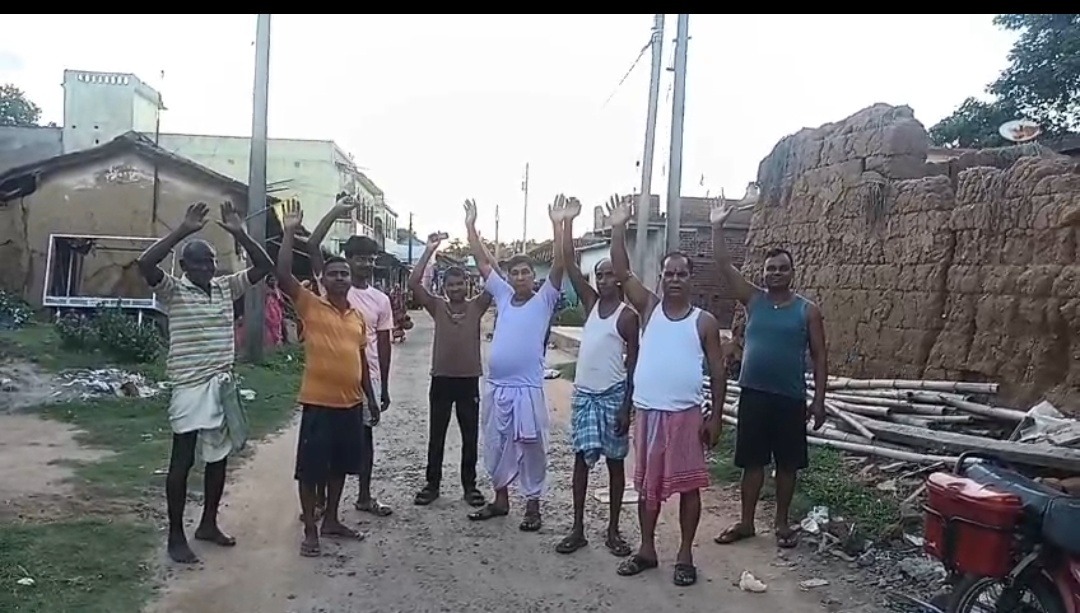 एक साल में ही उखड़ने लगी अंगूठिया मोड़–जोरडीहा–बड़वा सड़क, ग्रामीणों ने लगाया घटिया निर्माण का आरोप