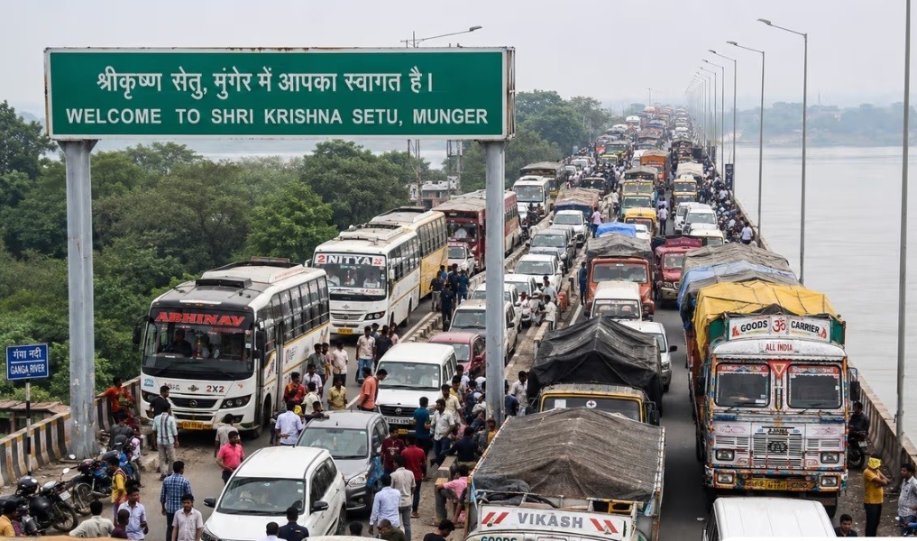 मुंगेर के श्रीकृष्ण सेतु पर 15 घंटे का महाजाम, 35 किमी तक थमी रफ्तार; हजारों यात्री रहे बेहाल