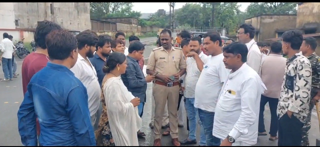 जालान फैक्ट्री हादसे में घायल कर्मी की मौत, मुआवजा और नौकरी की मांग पर गेट जाम; वार्ता के बाद बनी सहमति
