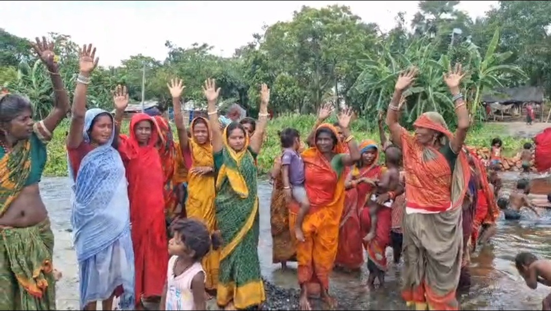 सहरसा: निर्माणाधीन पुल बना परेशानी का कारण, जलभराव से चाही टोला के सैकड़ों परिवार घरों में कैद, कलवर्ट लगाने की मांग