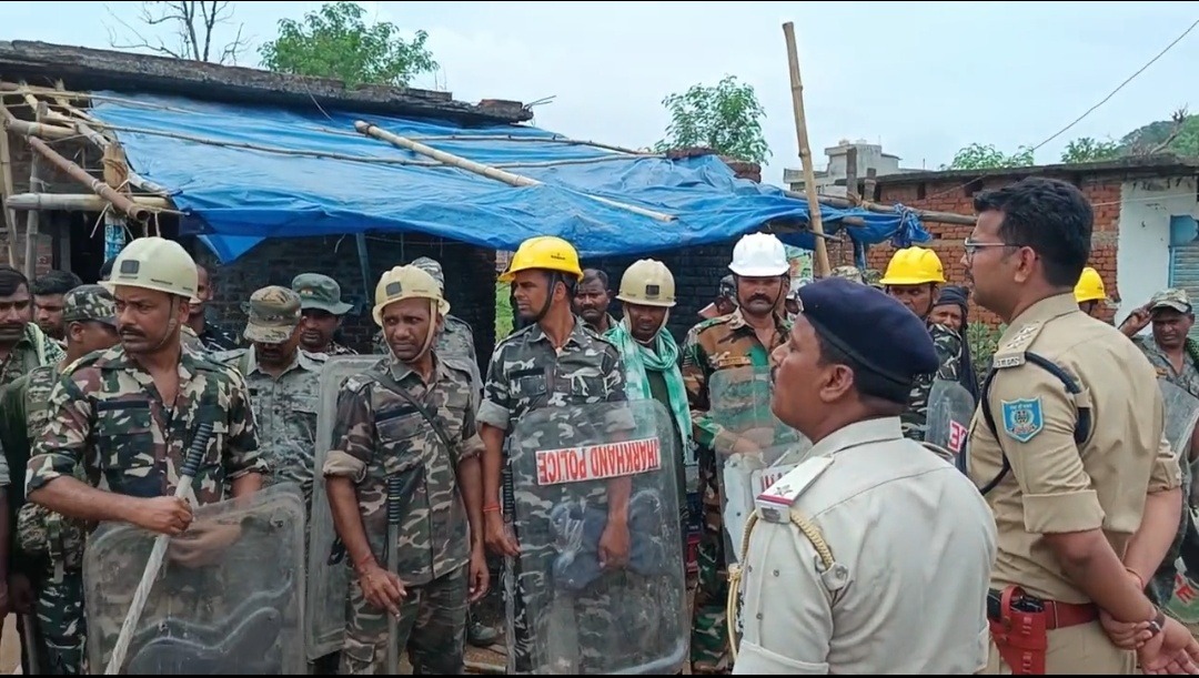पलामू के चियांकि में प्रशासन और ग्रामीणों के बीच हिंसक झड़प, पथराव में कई पुलिसकर्मी व ग्रामीण घायल