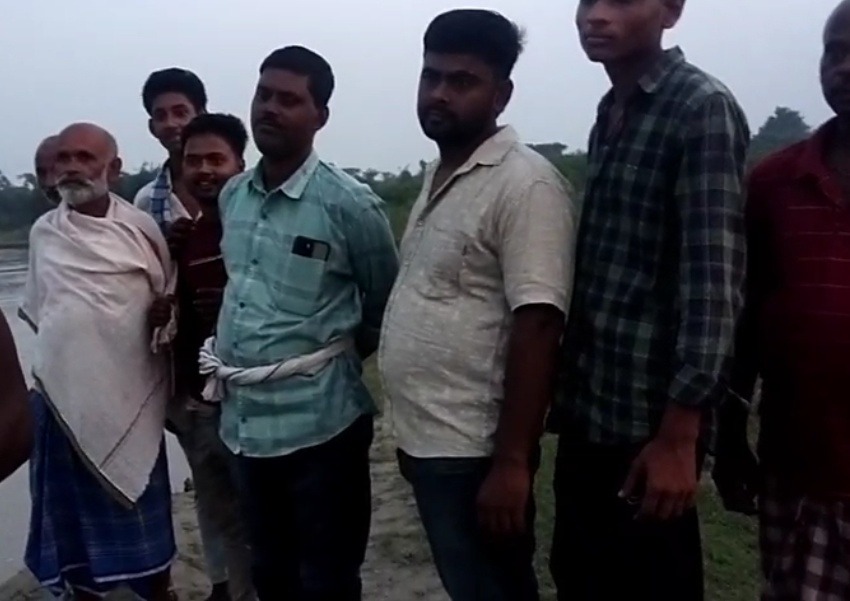 कोसी नदी में पलटी नाव, 6 महिलाएं समेत 8 लोग डूबने से बचे; मुखिया राम कुमार की सूझबूझ से टला बड़ा हादसा