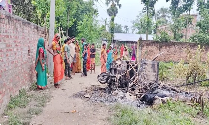 सुपौल में रिश्तों का कत्ल: चाचा ने 7 साल की भतीजी की कुदाल से हत्या की, गुस्साई भीड़ ने आरोपी का घर फूंका
