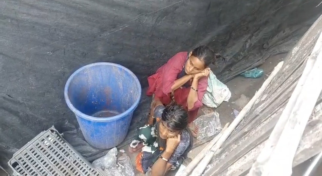 धनबाद के चाइना मार्केट में कॉस्मेटिक दुकान से चोरी करती दो महिलाएं रंगे हाथ पकड़ी गईं, CCTV में कैद हुई करतूत