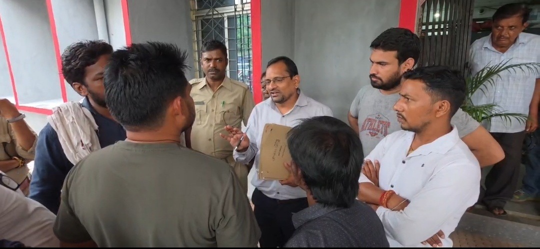 बिजली-पानी की समस्या पर फूटा ग्रामीणों का गुस्सा, पुटकी-बलिहारी महाप्रबंधक कार्यालय के बाहर जोरदार प्रदर्शन