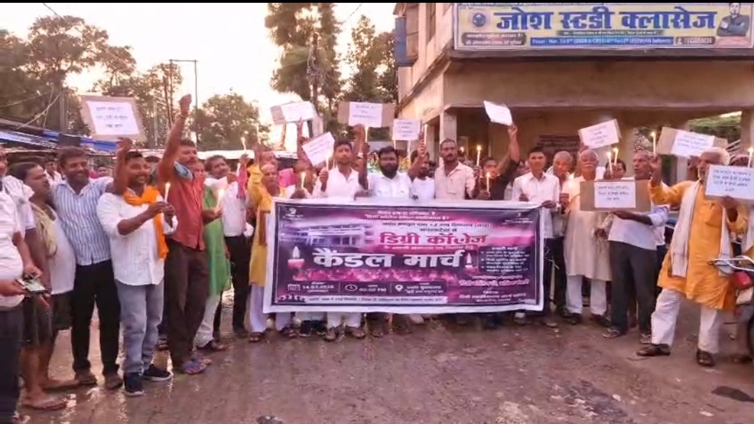 मेनहा डिग्री कॉलेज संचालन की मांग ने पकड़ा जोर, आंदोलन के पांचवें दिन सत्तर कटैया में निकला कैंडल मार्च