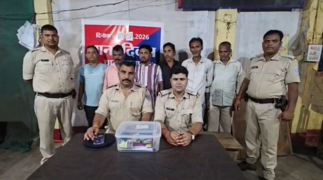 बोकारो में जुए के अड्डे पर पुलिस की बड़ी कार्रवाई, 6 जुआरी गिरफ्तार; 36 हजार नकद, 10 बाइक और जुआ सामग्री जब्त