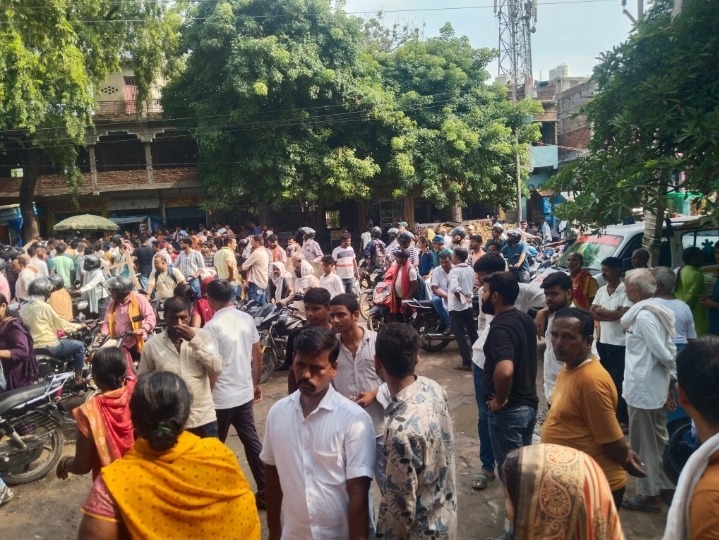 बक्सर में सरपंच की पीट-पीटकर हत्या, जमीन विवाद बना खूनी संघर्ष; सड़क जाम कर परिजनों का हंगामा, आरोपियों की गिरफ्तारी की मांग