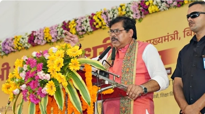 बिहार के मॉडल स्कूलों के भगवा रंग पर सियासी घमासान, शिक्षा मंत्री बोले- ‘समृद्धि का प्रतीक’, विपक्ष ने जताई आपत्ति